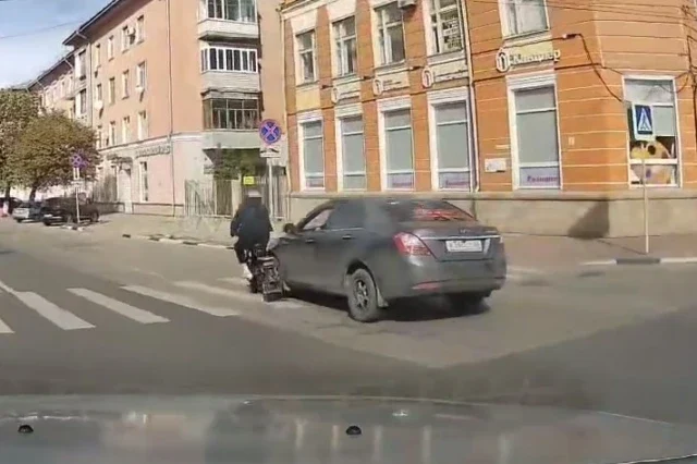  Автомобиль сбил скутериста на перекрестке в Рязани