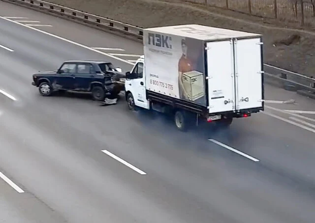  «Выехал не глядя»: камера запечатлела момент жесткого ДТП на МКАД