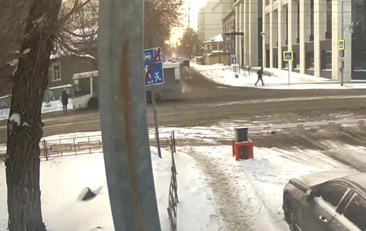  В Самаре женщина попала под автобус и ушла с места ДТП