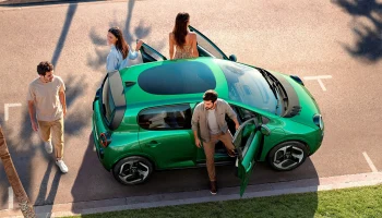 Новый Renault Twingo обрёл необычную панорамную крышу в форме картофелины