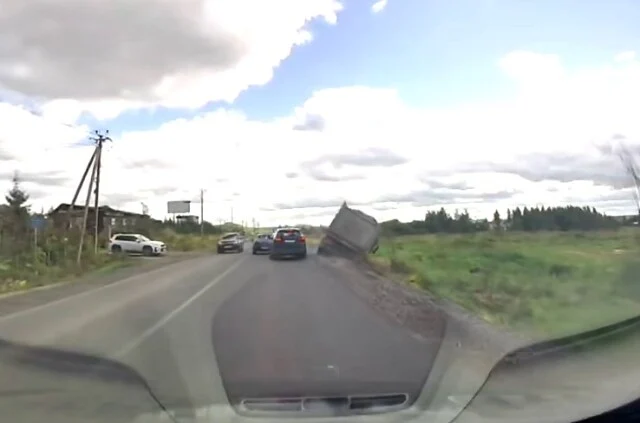  «Всю дорогу вилял и выезжал на встречку»: грузовик опрокинулся в кювет в Ленобласти