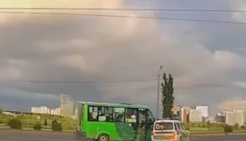  &laquo;Проигнорировал все знаки&raquo;: маршрутка и легковой автомобиль столкнулись в Тюмени