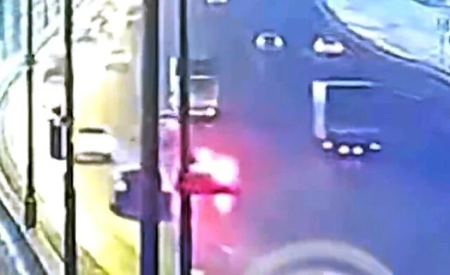  Очередное ДТП на МКАД: водитель фургона не заметил стоящий фургон