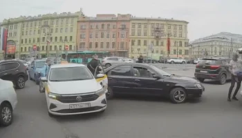  Момент ДТП на парковке у Московского вокзала