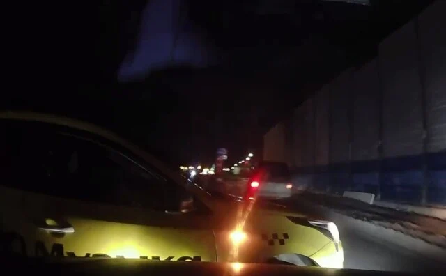 	«Я же поворотник включил»: момент ДТП с участием таксиста в Москве