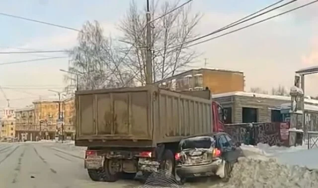  &laquo;Поворачивал направо&raquo;: грузовик и легковой автомобиль столкнулись в Нижнем Тагиле