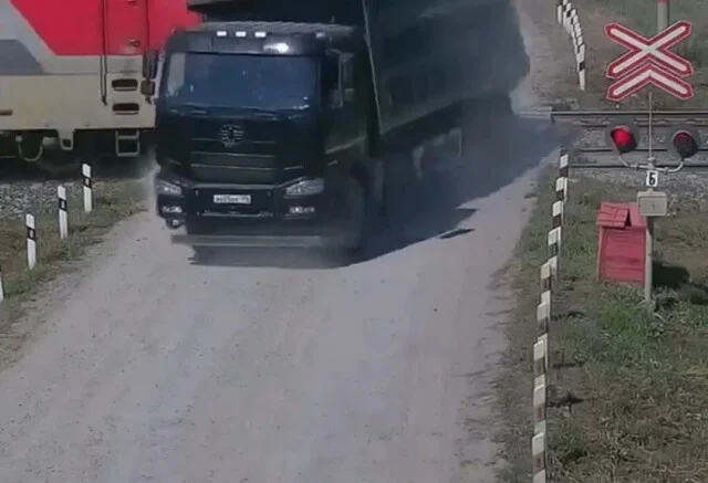  На Урале лишенный прав водитель грузовика столкнулся с товарным поездом