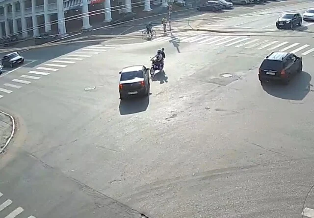  ДТП в городе Гусь-Хрустальный: мотоциклист пытался проскочить на желтый и столкнулся с автомобил