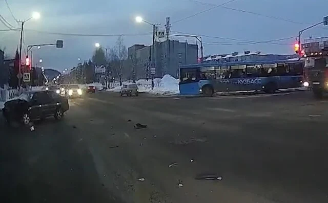  Легковой автомобиль не пропустил скорую на перекрестке в Междуреченске