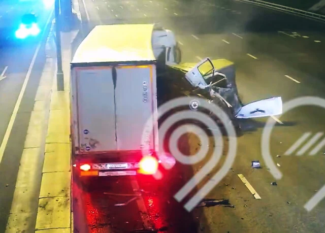  На МКАД дальнобойщик отвлекся на телефон и снёс две «Газели»