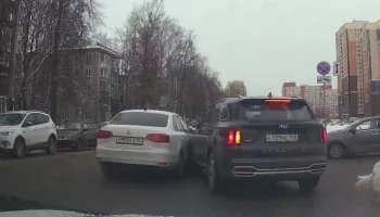  &laquo;Пытался развернуться и не посмотрел в зеркала&raquo;: Kia и Volkswagen столкнулись в Петербурге