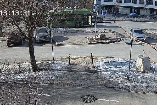  «Шагнул под автобус»: камера запечатлела момент наезда на подростка в Тюмени