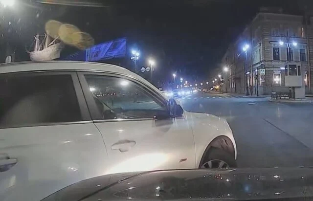  «Никак я его не обижал»: конфликт на дороге в Петербурге закончился помятой дверью