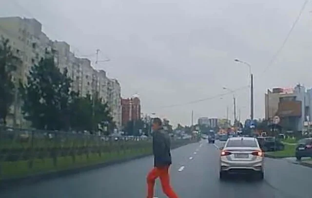  В Петербурге женщина на «Шевроле» сбила выбежавшего на дорогу мужчину