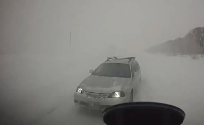  Момент ДТП в Красноярском крае: &laquo;Тойота&raquo; выехала на встречную и столкнулась с &laquo;Газелью&raquo;