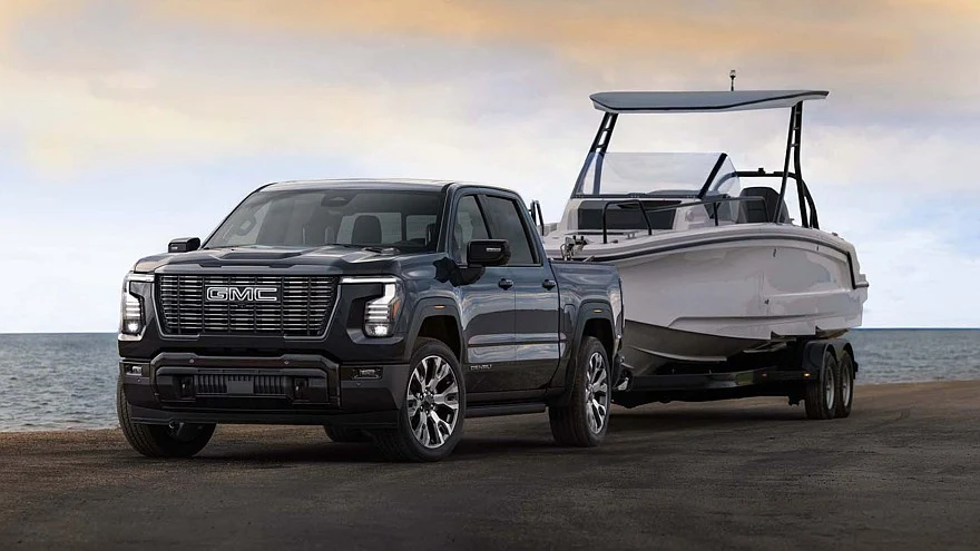 На фото: обновлённый пикап GMC Sierra 1500 в версии Denali Ultimate