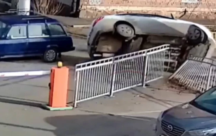 	В Красноярске водитель наехал на ограждение и опрокинул автомобиль