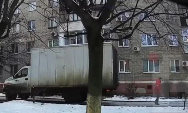  Грузовик сбил пешехода на тротуаре во Владимире