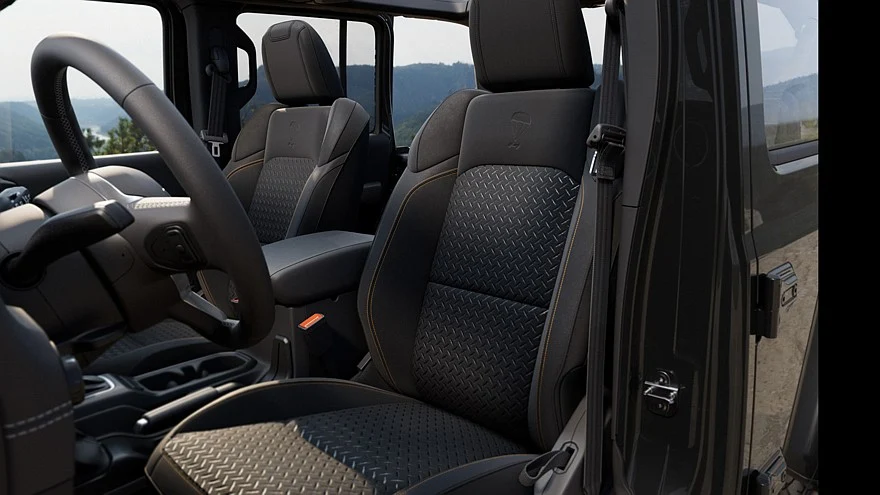 На фото: салон Jeep Wrangler Smoky Mountain Edition