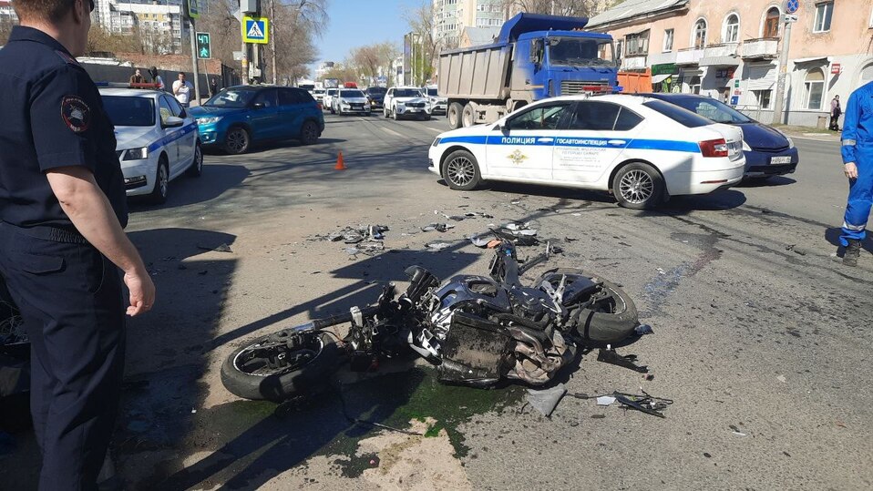 В Самаре водитель автомобиля «Лада Гранта» поворачивал налево и не пропустил мотоцикл