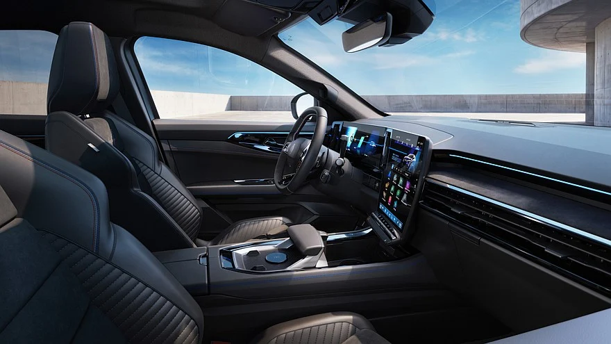 На фото: салон Renault Rafale Hypnotic