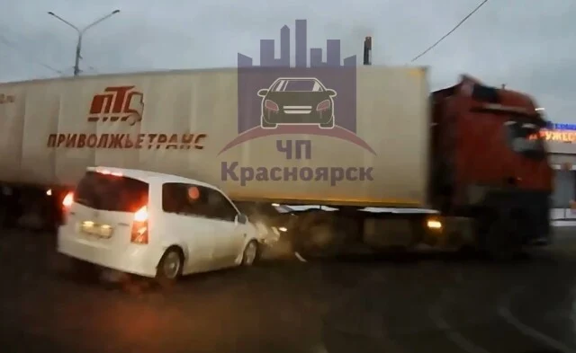  В Красноярске водитель фуры при повороте налево не уступил дорогу автомобилю