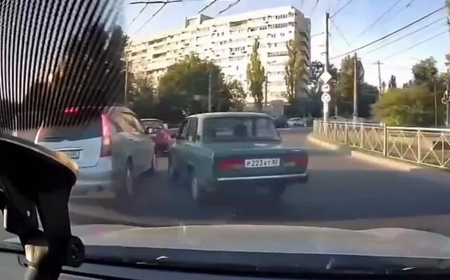  «Не стыдно людей бить?»: Mitsubishi и «Жигули» столкнулись на кольце в Симферополе