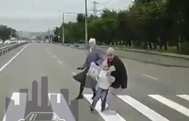  «Отделались испугом»: в Красноярске две женщины с ребёнком перебегали дорогу на красный