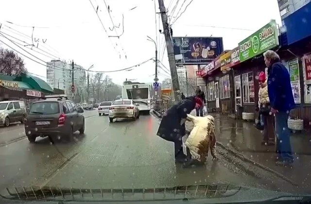  «Закрыл двери и начал движение»: в Самаре женщина упала, пытаясь сесть в автобус