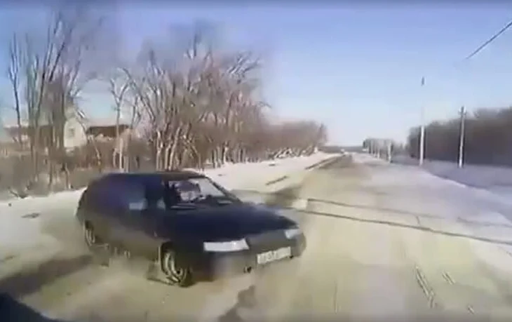  «Не справилась с управлением»: «Лада» под управлением женщины столкнулась с грузовиком в Воронеж