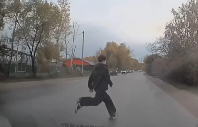  В Омске школьник перебегал дорогу в неположенном месте и попал под машину