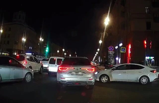  &laquo;Водитель скрылся&raquo;: Renault столкнулся с попутным автомобилем в Петербурге