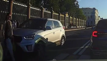  Автомобиль сбил женщину на пешеходном переходе возле Летнего сада в Санкт-Петербурге