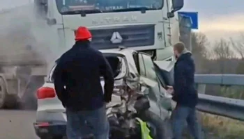  Фура пробила ограждение и смяла два автомобиля на Дмитровском шоссе в Подмосковье