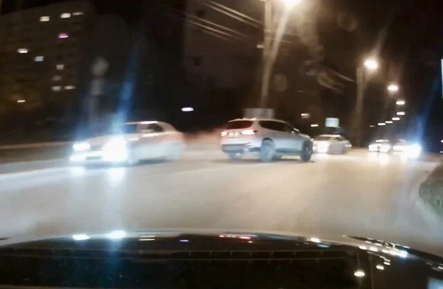  В Севастополе водитель кроссовера не вписался в поворот, столкнулся со встречной машиной и скрыл