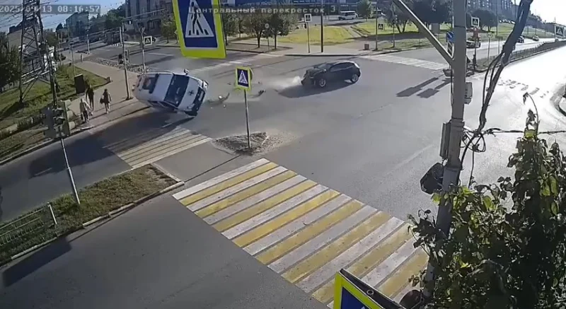  Скорая и легковой автомобиль столкнулись на перекрестке в Тутаеве