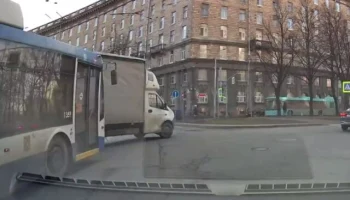  В Петербурге водитель &laquo;Газели&raquo; решил повернуть направо с левой полосы и столкнулся с троллейбусо