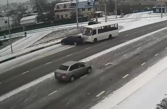  Несколько автомобилей и автобус столкнулись в Белгороде