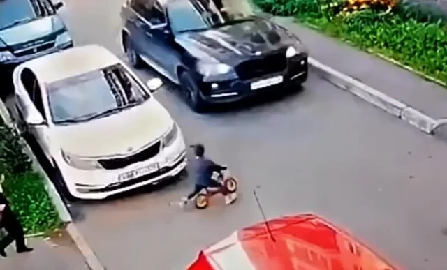  «Не оставляйте детей одних»: череда аварий произошла во дворах Красноярска