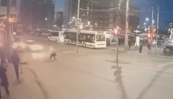  В Омске женщина перебегала дорогу на красный и попала под машину