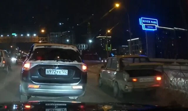  В Новосибирске водитель &laquo;Жигулей&raquo; столкнулся с двумя иномарками и скрылся с места ДТП