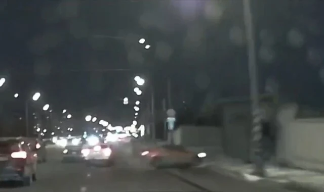  &laquo;Помог повернуть&raquo;: два автомобиля столкнулись на одной из улиц Москвы