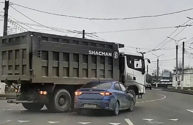  «Слона-то я и не приметил»: в Чебоксарах водитель легкового автомобиля пошёл на таран самосвала