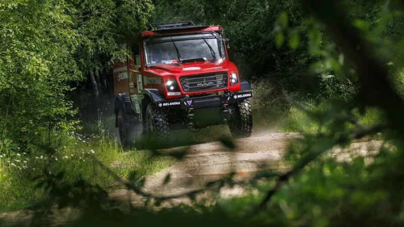 МАЗ одолел КАМАЗ на 5-м этапе «Шелкового пути-2025» и оторвался в общем зачете