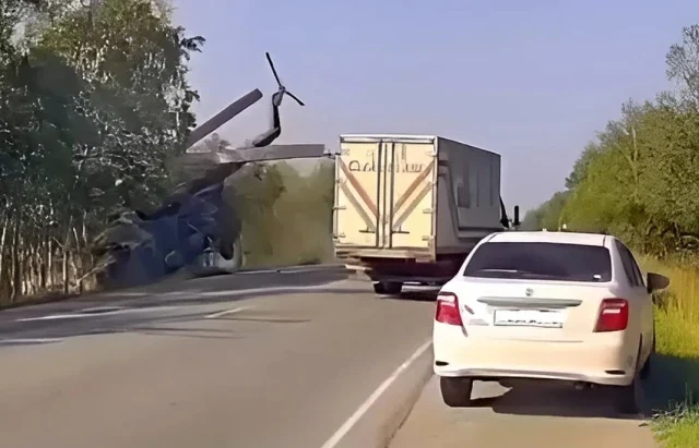  На Сахалине вертолет совершил жесткую посадку на автомобильную трассу