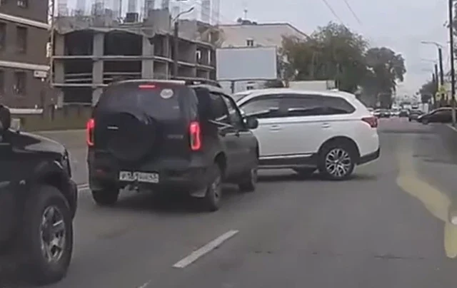  &laquo;Даже не посмотрел налево&raquo;: &laquo;Нива&raquo; и Mitsubishi столкнулись на улице Ивана Попова в Кирове