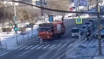  В Улан-Удэ женщина пыталась перебежать дорогу на красный и попала под колеса мусоровоза
