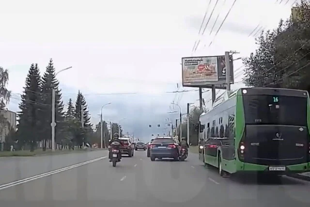  В Кирове водитель кроссовера буквально &laquo;смахнул&raquo; мопедиста с дороги