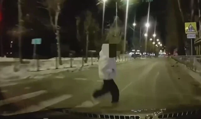  В Тюмени школьница перебегала дорогу на красный и попала под машину