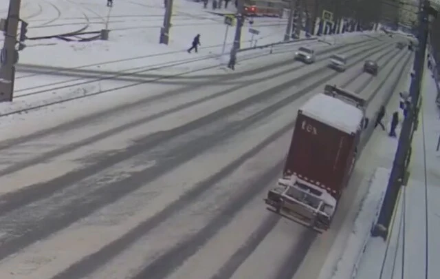  В Екатеринбурге мужчина переходил дорогу и попал под колёса грузовика